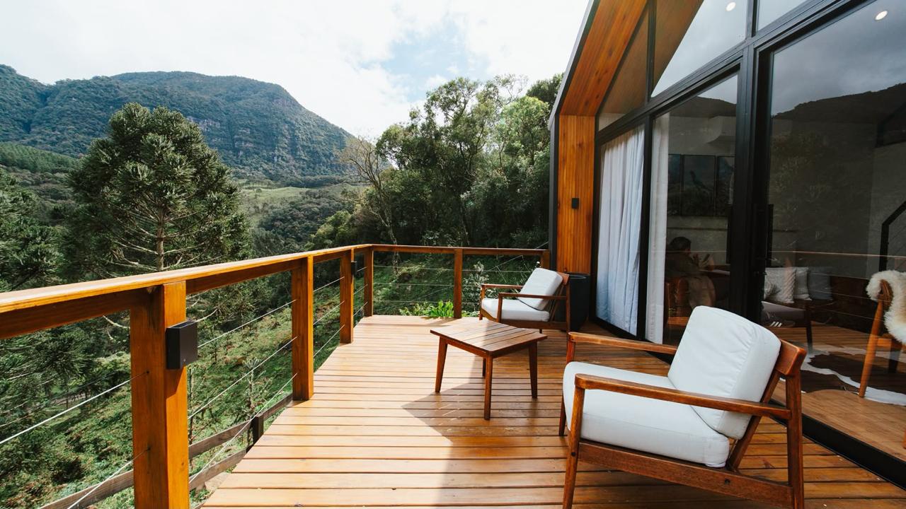 Deck com poltronas e vista para as araucárias